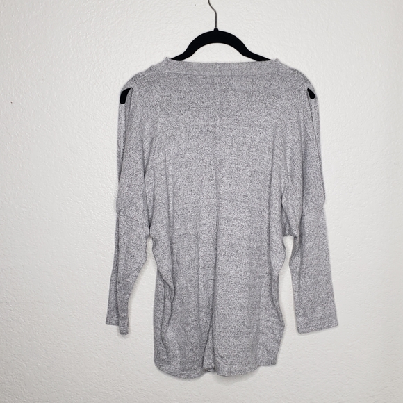 ❌SOLD❌ Acemi Gray Cold Shoulder Top - Picture 4 of 4